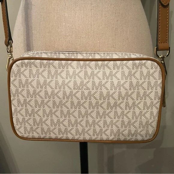 Michael Kors ‘Connie’ Crossbody Camera Bag - Picture 11 of 16